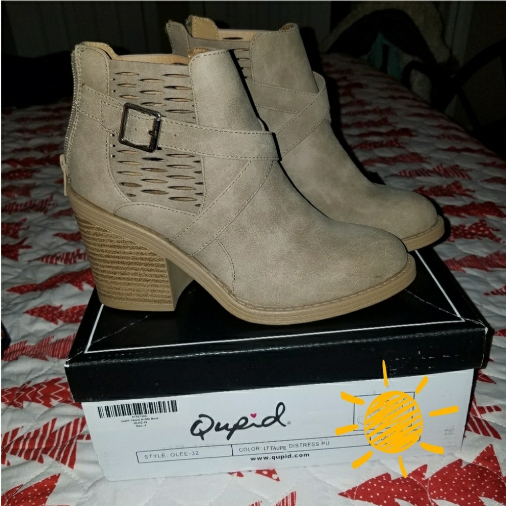 New In Box Nude Booties size 5.5